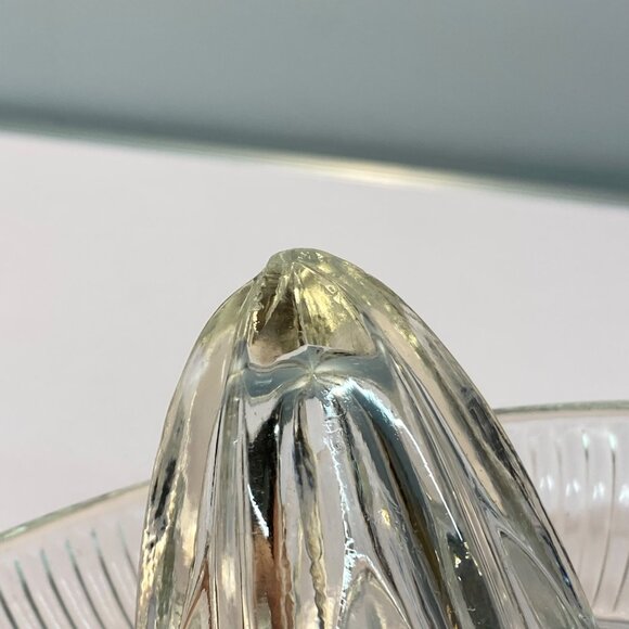 Vintage Federal Clear Glass Citrus Juicer Reamer Loop Handle Spout Farmhouse - Picture 9 of 12